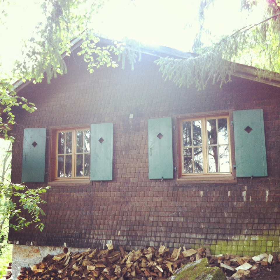 Wir hatten ein schönes kleines Häusle gemietet, gut versteckt an einem Waldstück hinter dem Schluchsee.