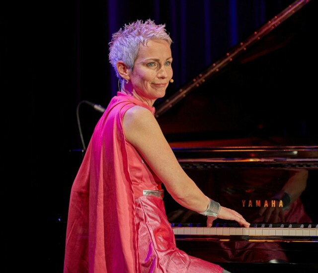 Tina Häussermann bei ihrem Kabarett Stück am Klavier