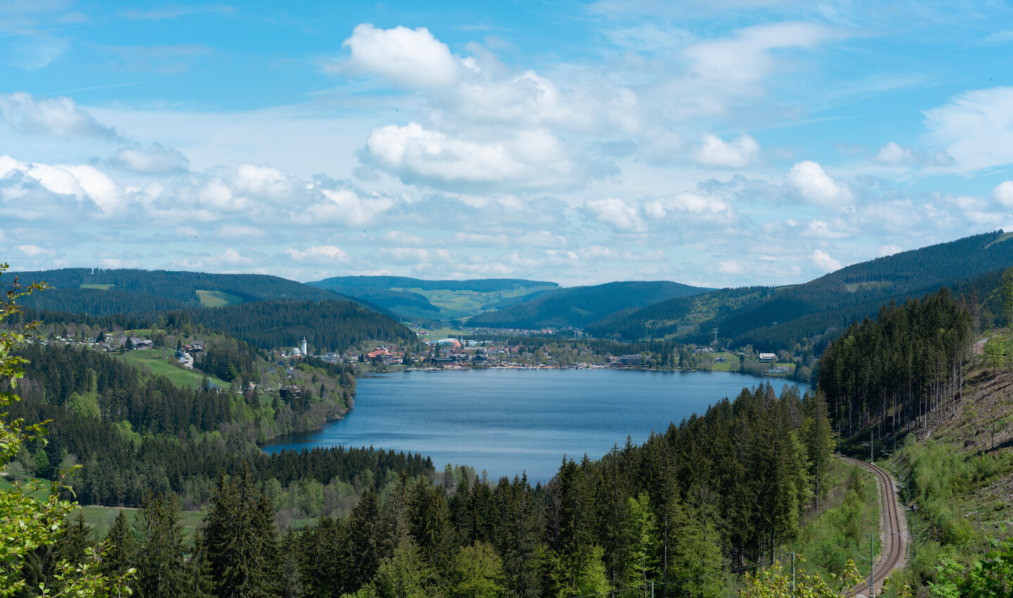 Ein Schwarzwald-Panorama wie im Buch. Der Titisee liegt eingebettete in die hügelige Schwarzwaldlandschaft. 