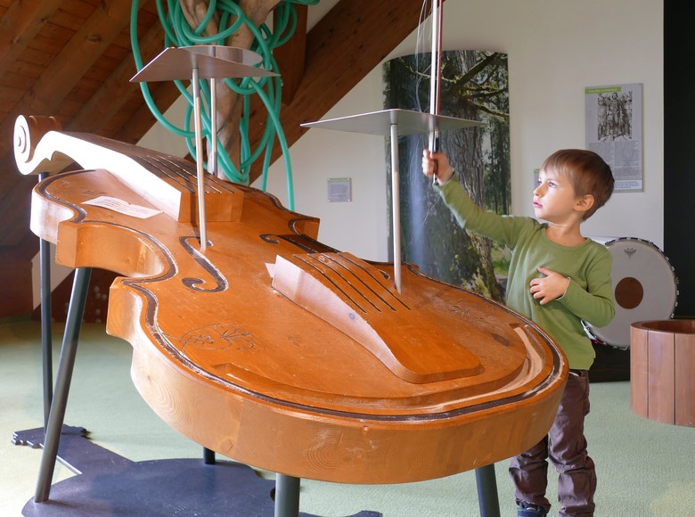 Auf der großen Cello lernen Kinder spielerisch Neues.