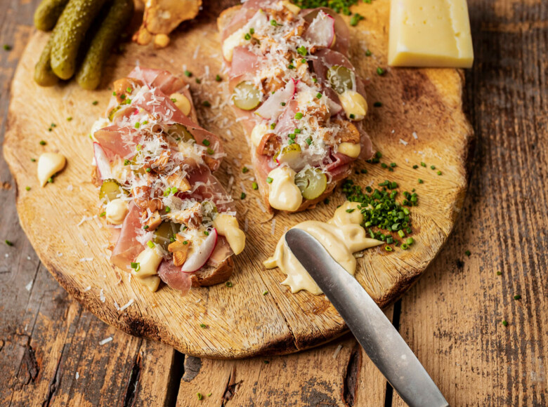 Matthias Schwer, Mitglied der Next Generation, bereitet im Gasthaus zum Kreuz leckeres Schinkenbrot zu.