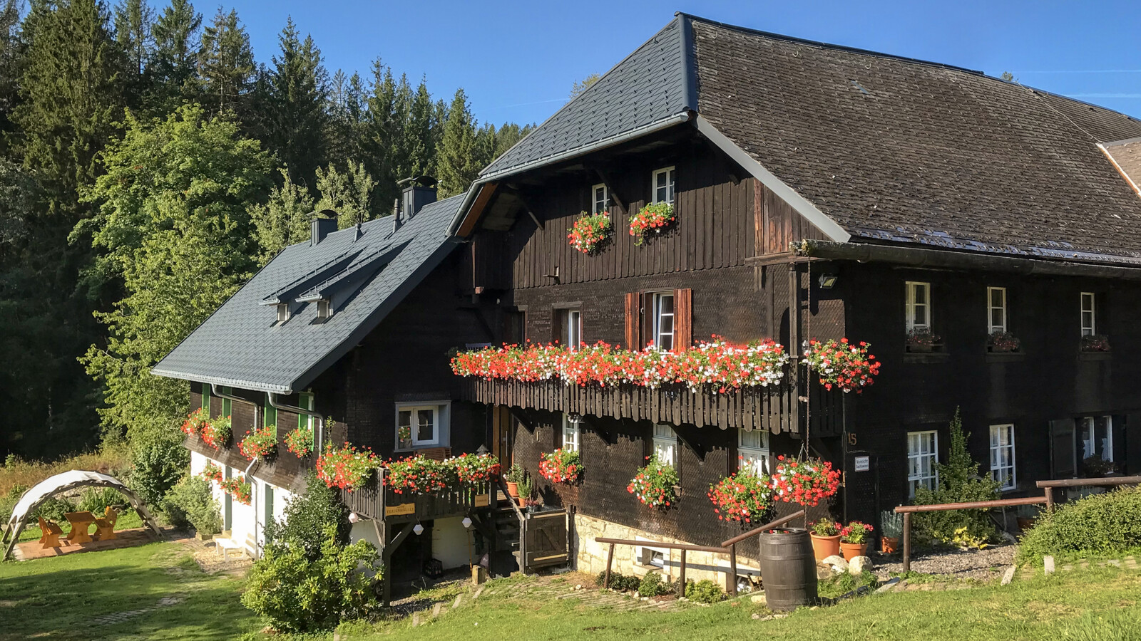 Ein Schwarzwaldhaus wie aus dem Bilderbuch - so präsentiert sich das Strittmattergut bei Schluchsee.