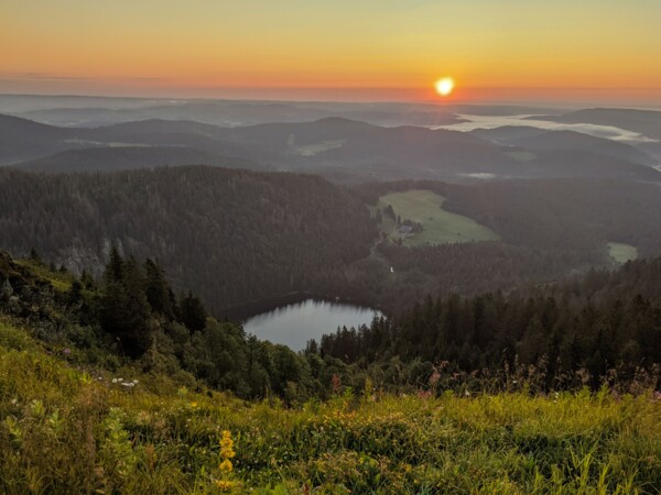 Auf dem Feldberg beim Bismarckdenkmal kann man am frühen Morgen den Sonnenaufgang bestaunen.