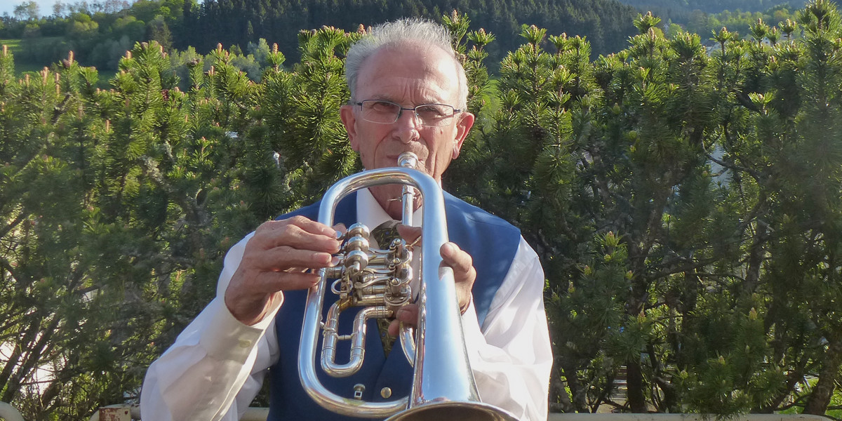 Seit 58 Jahren ist der 83-jährige Schwarzwälder Albert Reich mit seiner Frau verheiratet, er hat vier Kinder und acht Enkelkinder. Der Musik aber hält er noch länger die Treue.