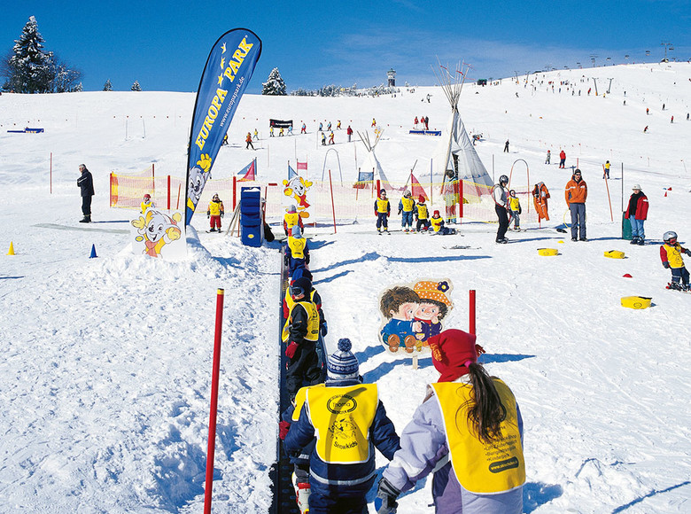 Früh übt sich: In der Wintersportschule Thoma am Feldberg - gegründet von Gundolf Thoma - lernen schon die Kleinsten, wie man auf Skiern den Hang hinabgleitet.