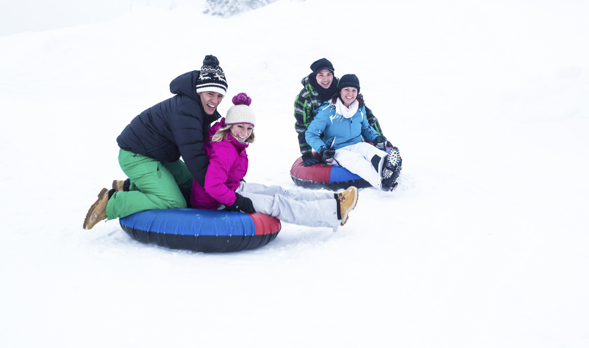 Snowtubing ist eine Mischung aus Reifenrutsche und Schlitten fahren und macht genauso viel Spaß!