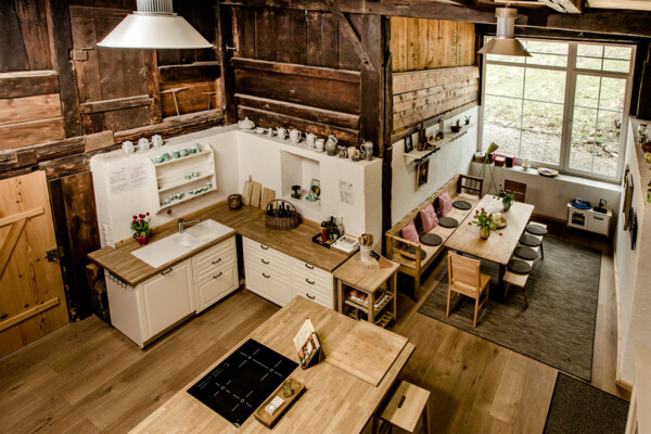 Die großräumige Küche mit imposanter Deckenhöhe ist das Highlight des Danielenhofs. 