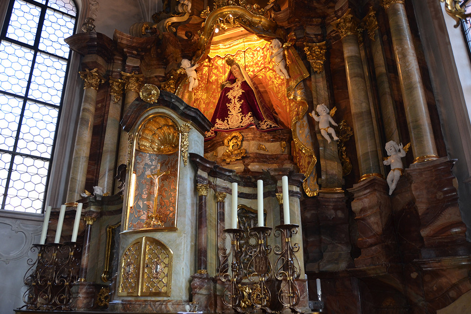 Der berühmte Hochaltar der Wallfahrtskirche in Todtmoos.