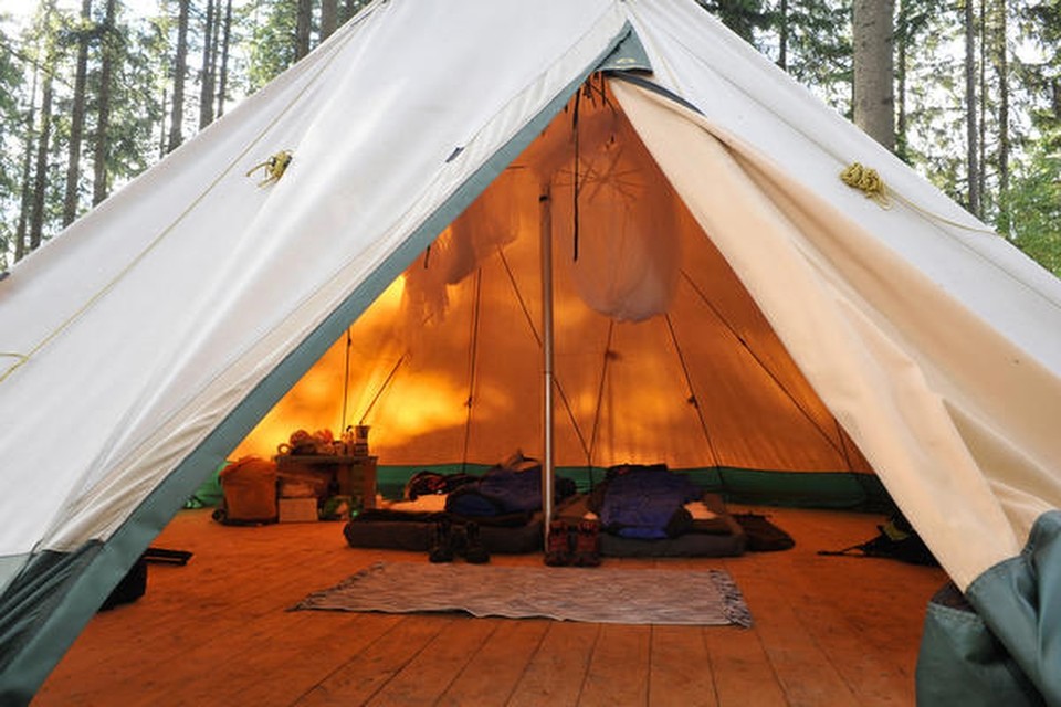 Unser Heim für die Nacht ist das Tipi Alfons. Es ist die Suite des Schwarzwald-Camps, das größte und geräumigste Zelt.