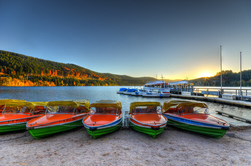 Boote am Titisee im Herbst