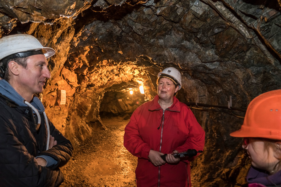 Bergwerksleiterin Elisabeth Müller kennt jeden Winkel im Stollen und weiß, was kleine und große Besucher spannend finden.