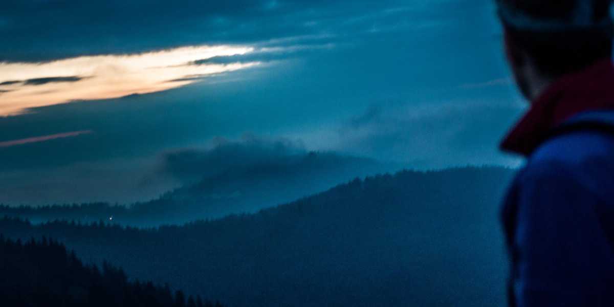 Über dem Feldberg ziehen schon Wolken auf, während sich die Morgensonne bereits mit einem roten Lichtstreifen am Horizont ankündigt.