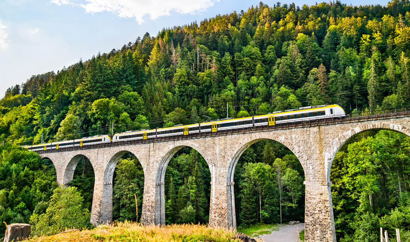 Höllentalbahn fährt über das Ravenna-Viadukt in Richtung Hinterzarten