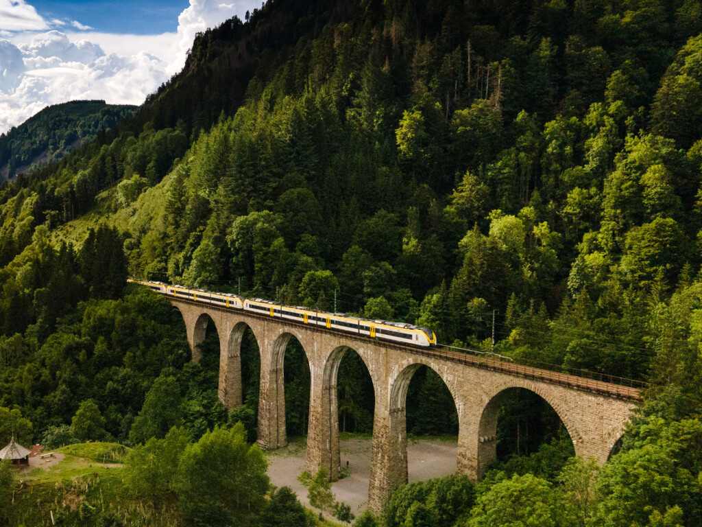 Die Höllentalbahn fährt jede halbe Stunde in den Hochschwarzwald und passiert dabei das Viadukt der Ravennaschlucht. 
