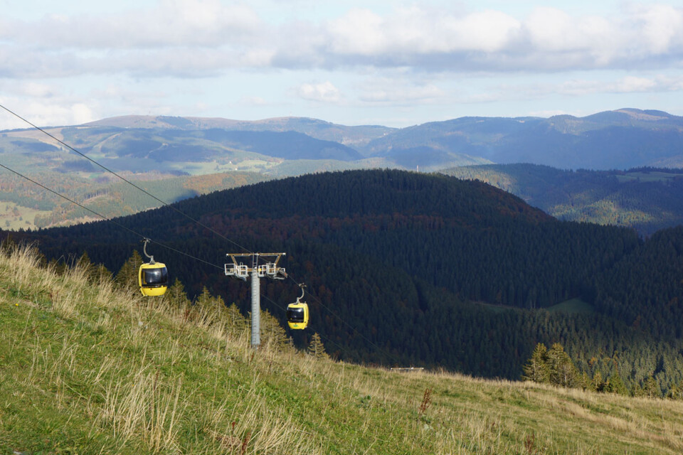 Mit der Belchen-Seilbahn entspannt auf einen der schönsten Aussichtsberge des Schwarzwalds fahren.