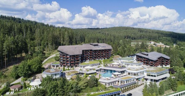 Das Hotel Vier Jahreszeiten am Schluchsee bietet von der rundum Verpflegung über Kinderbetreuung bis hin zum Wellnessbereich alles, was Familien im Urlaub schätzen. 