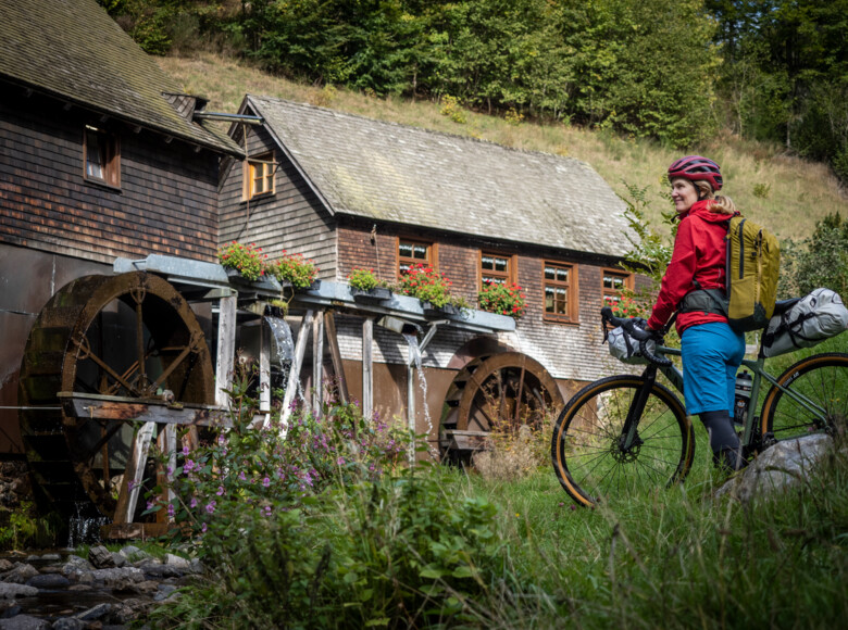 Die Hexenlochmühle ist heutzutage eine Gaststätte, die Wasserräder laufen aber noch.